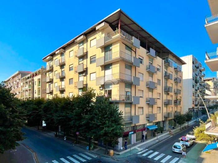 Appartamento con 6 locali in vendita in Viale degli Alimena, Centro, Cosenza
