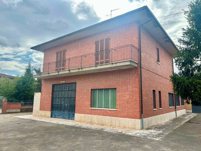 Casa con 6 locali in vendita in Via Martiri della Libertà, Asciano