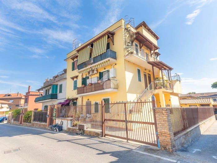 Appartamento quadrilocale in vendita in Piazza Palmiro Togliatti, Santa Maria delle Mole, Marino