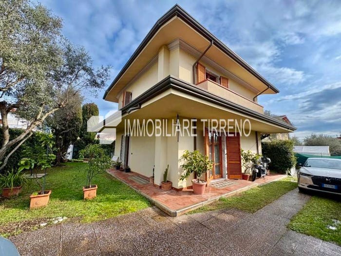 Casa con 6 locali in vendita in Via G Carducci, Centro, Massa