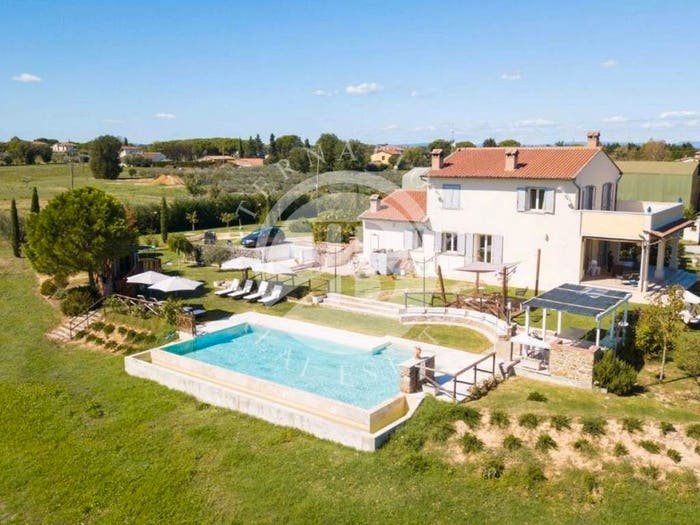 Casa con 6 locali in vendita in Cortona