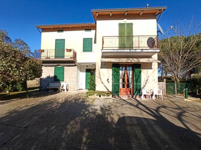 Casa con 6 locali in vendita in Via Cristoforo Colombo, Pucciarelli, Castiglione del Lago