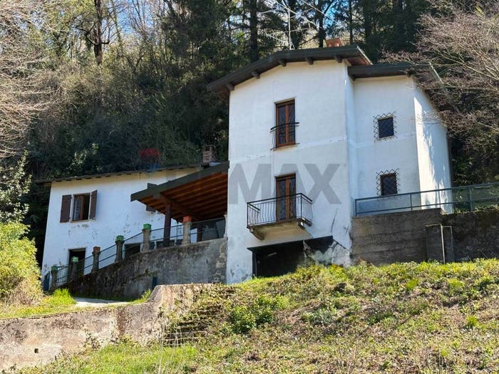 Casa quadrilocale in vendita in Via Scerè, Besano