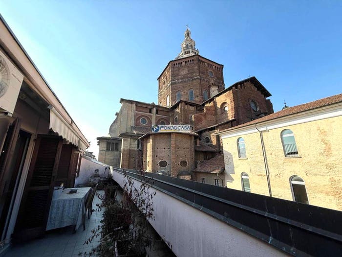 Appartamento trilocale in vendita in Piazza Cavagneria, Centro Storico, Pavia