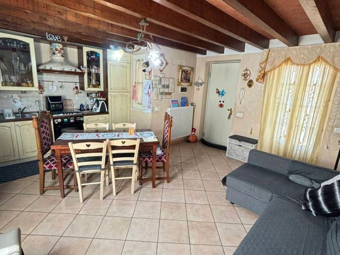 Appartamento quadrilocale in vendita in Piazza C Castellana, Centro, Lugagnano Val d'Arda