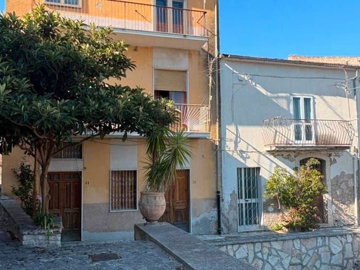Casa con 6 locali in vendita in Piazza G d'Aquino, Pietrelcina
