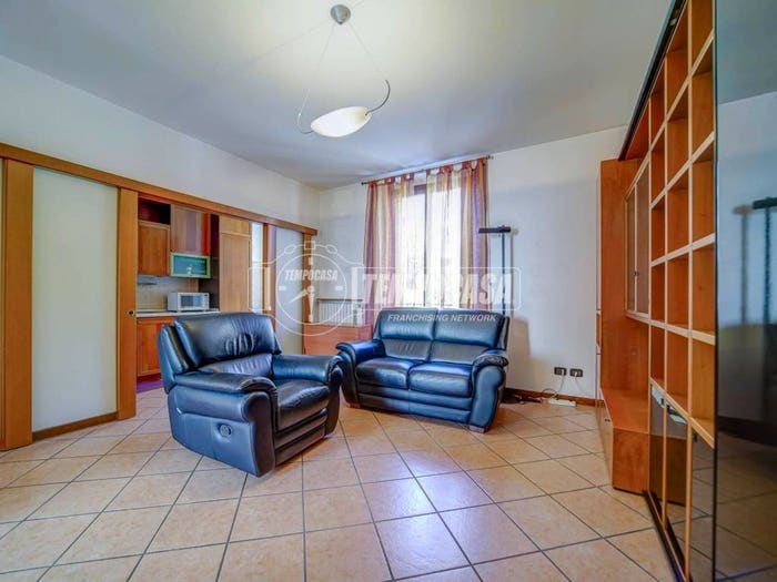 Appartamento trilocale in vendita in Via Battisti Cesare, Centro, Jerago con Orago