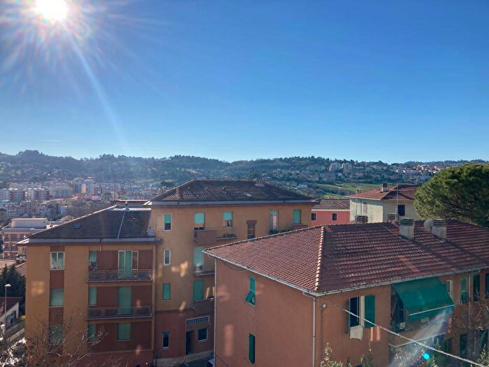 Appartamento con 6 locali in vendita in Piano, Ancona