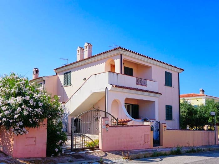 Casa trilocale in vendita in Via Salvatore Mannironi, Centro, Orosei