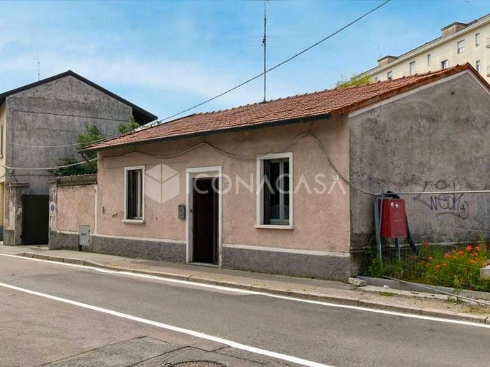 Casa quadrilocale in vendita in Via Ugo Foscolo, Centro, Parabiago