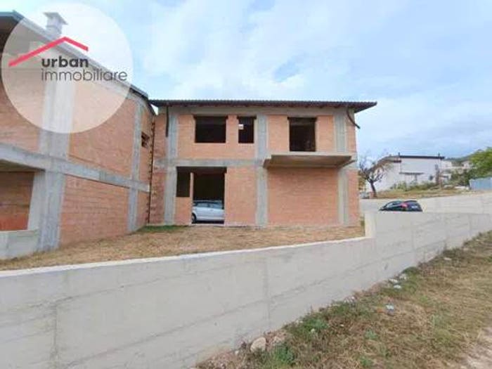 Casa quadrilocale in vendita in Via Delle Vigne, Paganica Tempera, L'Aquila
