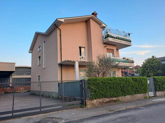 Appartamento quadrilocale in vendita in Via Giuseppe Mazzini, Centro, Carugo