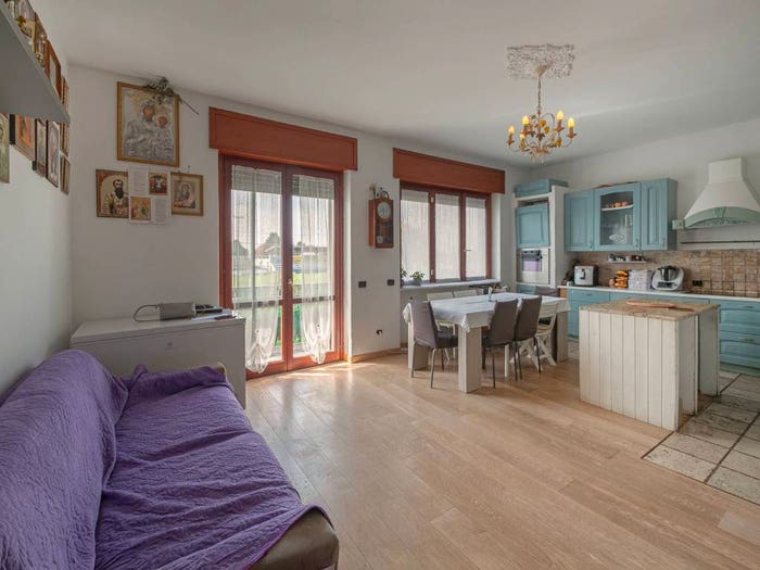 Casa con 6 locali in vendita in Via Alcide De Gasperi, Lazzate