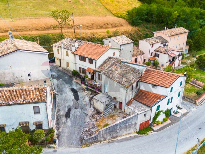Casa con 6 locali in vendita in Frazione San Giovanni, San Giovanni, Fabriano