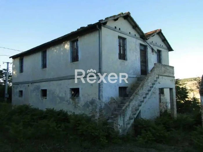 Casa con 6 locali in vendita in Via Capracchia, Notaresco