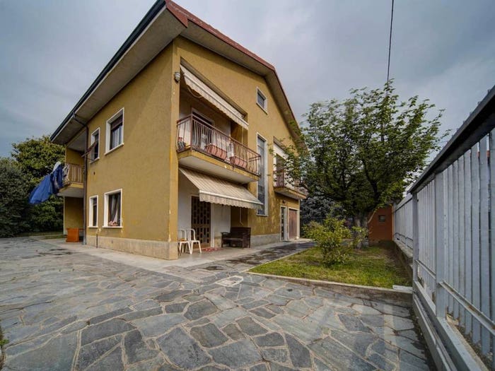 Casa quadrilocale in vendita in Via Don Milani, Centro, Carnago