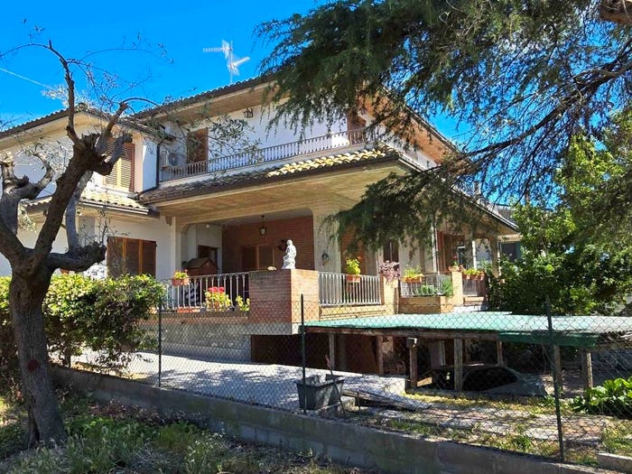 Casa con 6 locali in vendita in Via San Savino, Nereto