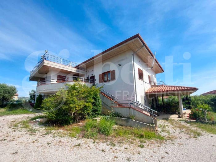 Casa con 6 locali in vendita in Viale Piane di San Donato, Corropoli