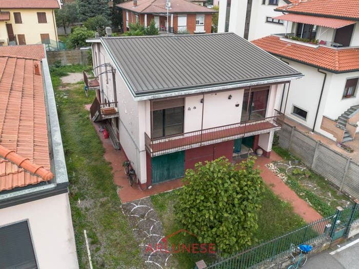 Casa con 6 locali in vendita in Via Paolo Ferrario, Casorezzo