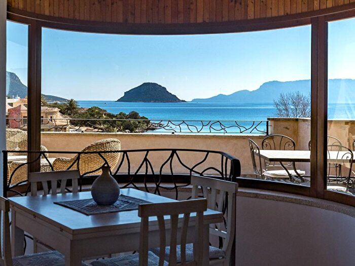 Casa con 6 locali in vendita in Via dell'Erica, Golfo Aranci