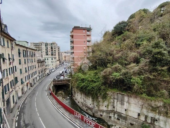 Appartamento trilocale in vendita in Via Fereggiano, Marassi, Genova