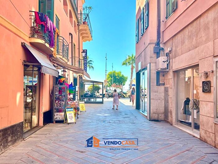 Appartamento bilocale in vendita in Via del Monte, Centro, Loano