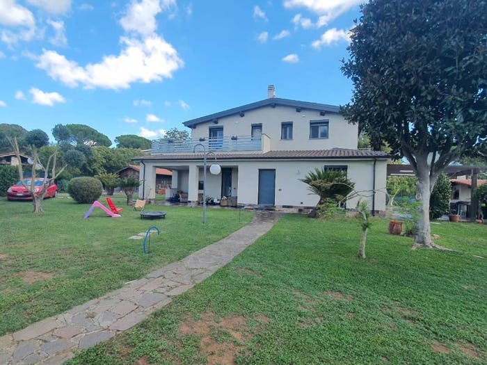 Casa con 6 locali in vendita in Viale delle Magnolie, Ronciglione