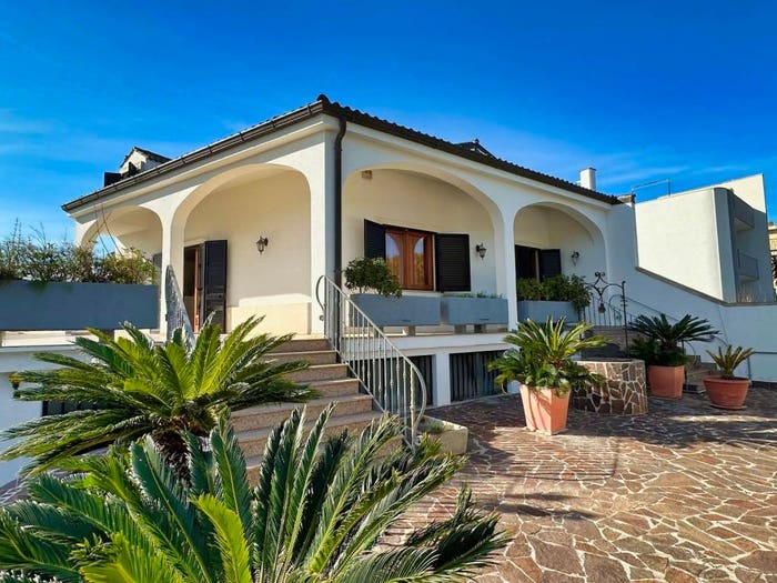 Casa con 6 locali in vendita in Via Guglielmo Oberdan, Nociglia