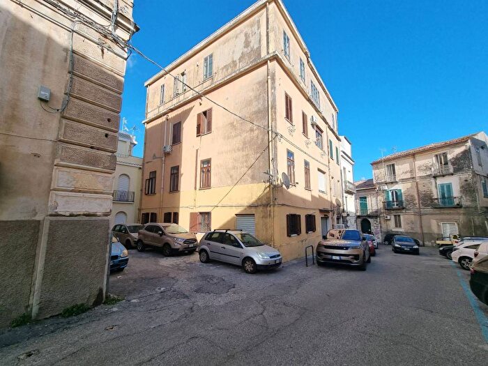 Appartamento trilocale in vendita in Via Santa Barbara, Centro Storico, Catanzaro