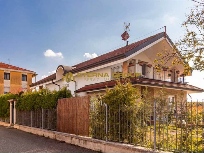 Casa con 6 locali in vendita in via Bra, Centro, La Loggia