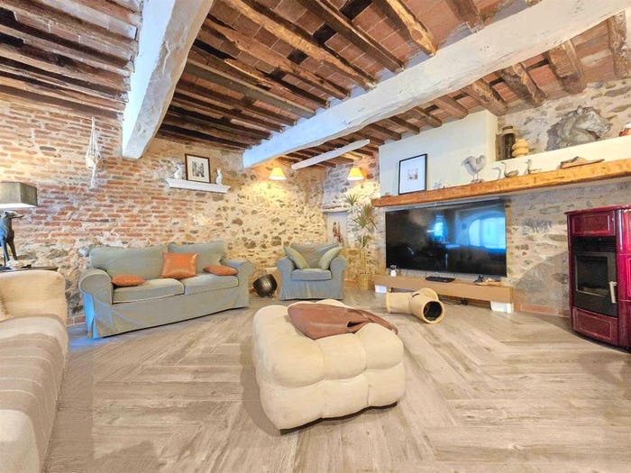 Casa con 6 locali in vendita in Camaiore Paese, Camaiore