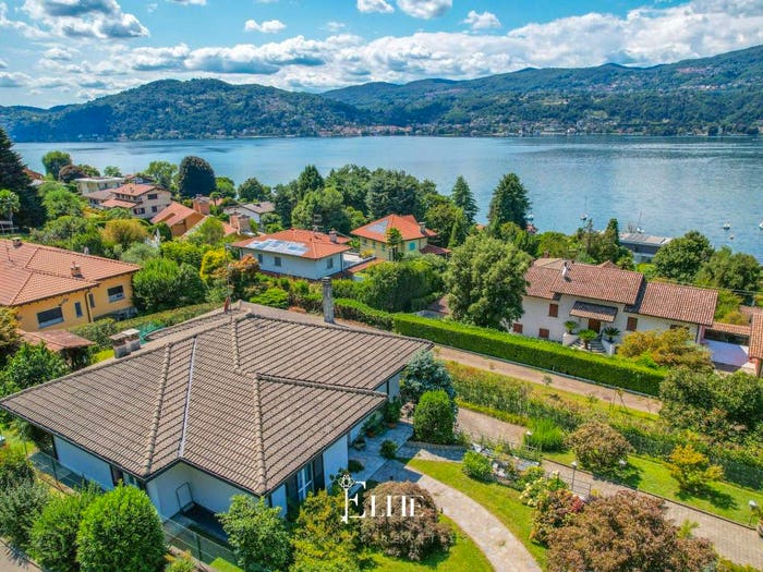 Casa con 6 locali in vendita in Via Roncaccio, Ranco