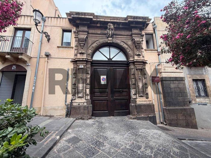 Appartamento con 6 locali in vendita in Via Antonino Di Sangiuliano, Centro Storico, Catania