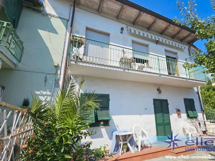 Appartamento con 5 locali in vendita in Centro, Massa