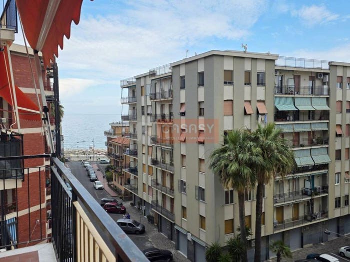 Appartamento trilocale in vendita in Via Pisa, Centro, Albenga