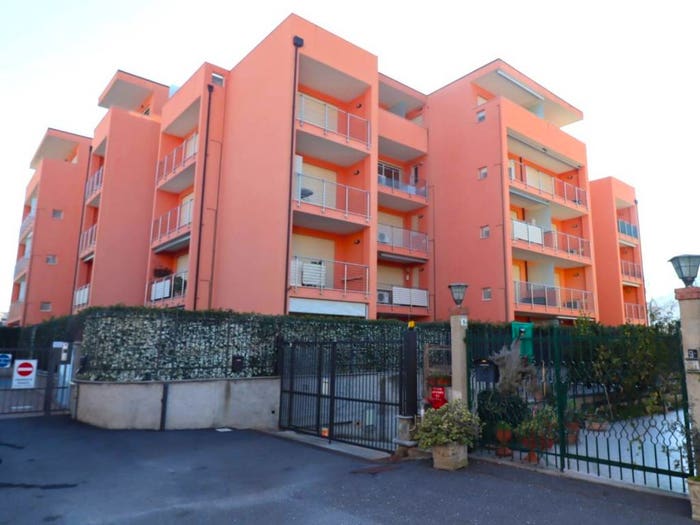 Appartamento trilocale in vendita in Via Como, Centro, Loano