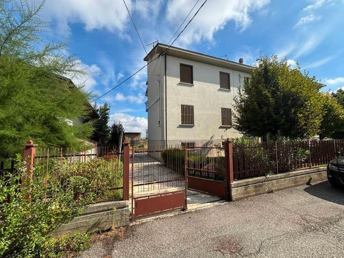 Appartamento quadrilocale in vendita in Strada Selvareggia, Cadeo