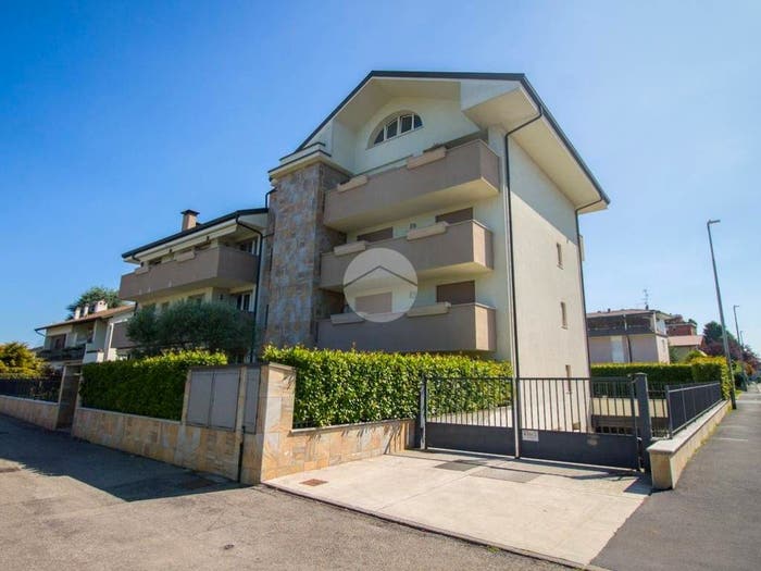 Appartamento quadrilocale in vendita in Via Principessa Mafalda, Centro, Garbagnate Milanese