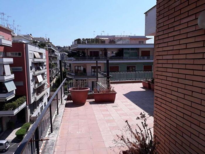 Appartamento con 6 locali in vendita in via Ugo de Carolis, Balduina, Roma