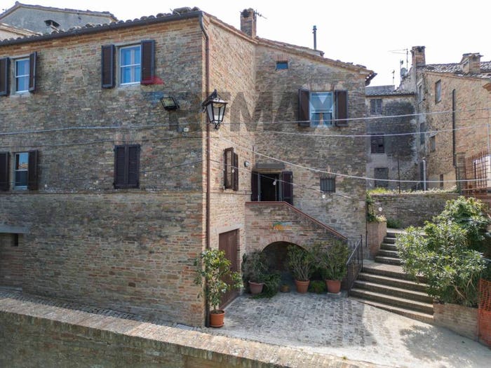 Casa con 6 locali in vendita in Ripe San Ginesio