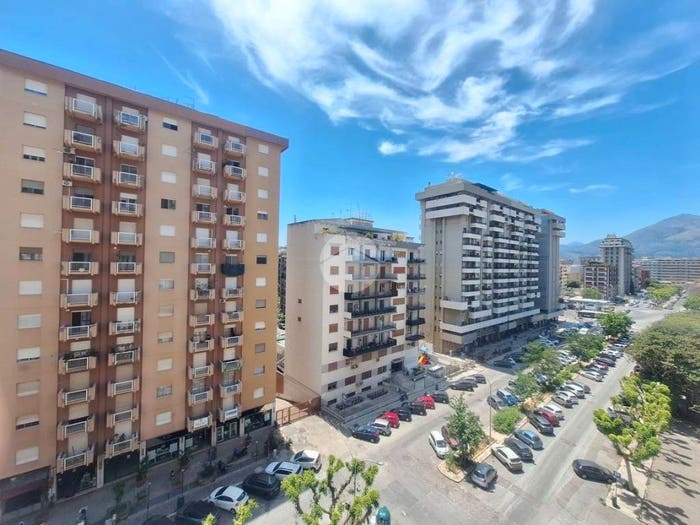 Appartamento con 6 locali in vendita in Viale Emilia, De Gasperi Croce Rossa, Palermo