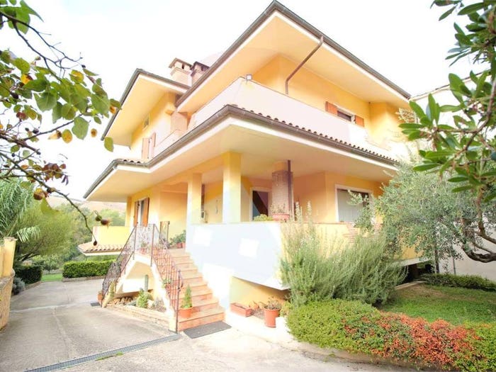 Casa con 6 locali in vendita in VIA MAZZINI, Centro, Scafa