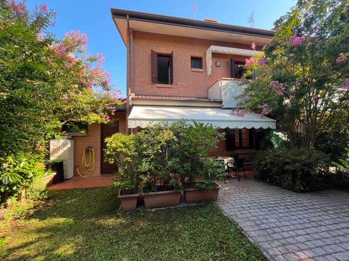 Casa con 6 locali in vendita in Viale Antonio Gramsci, Centro, Mirandola