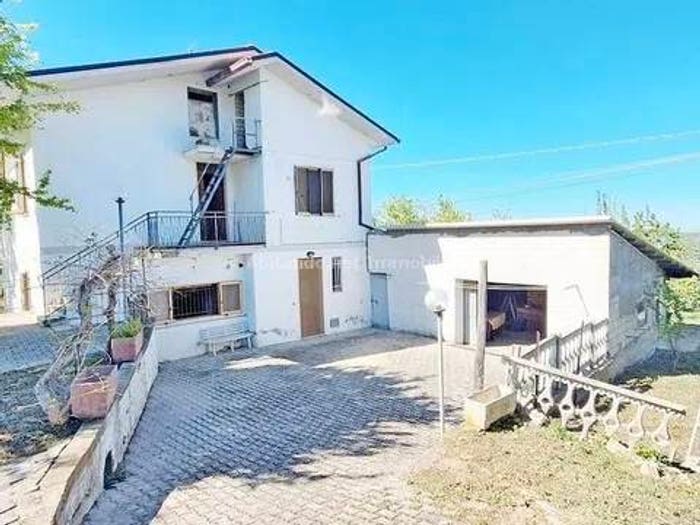 Casa con 6 locali in vendita in Montebello di Bertona