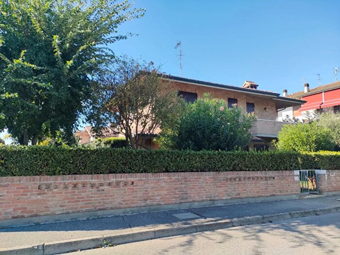 Casa con 11 locali in vendita in Via della Repubblica, Masi Torello