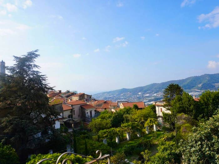 Appartamento con 6 locali in vendita in Via San Bernardo, Castellaro
