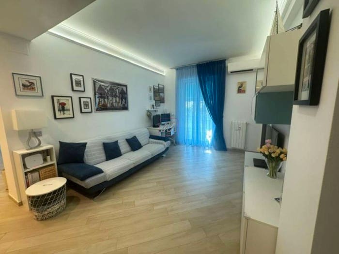 Appartamento trilocale in vendita in via Garelli, Pegli, Genova