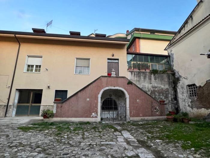 Appartamento con 6 locali in vendita in Corso Vittorio Emanuele, Pratola Serra