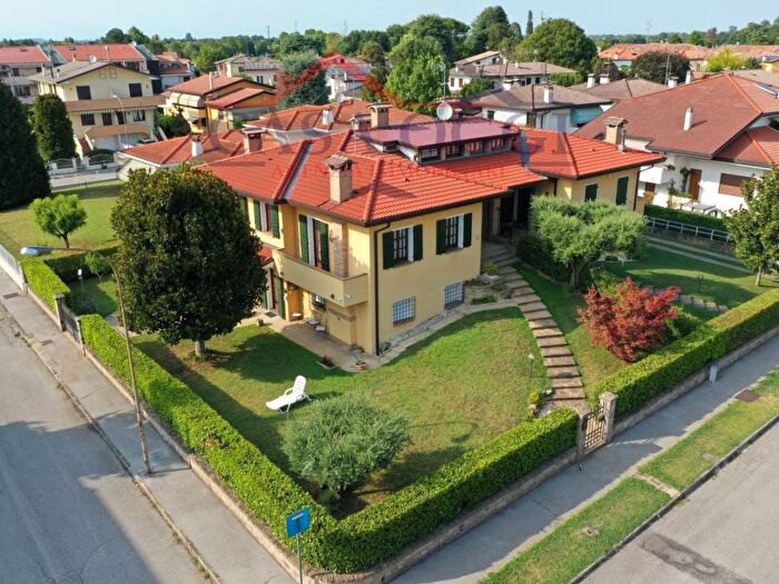Casa con 6 locali in vendita in Via De Gasperi, Treponti, Teolo