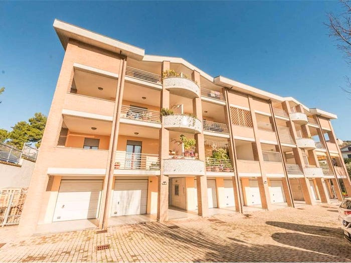 Appartamento con 5 locali in vendita in Via Togliatti, Montesilvano Colle, Montesilvano